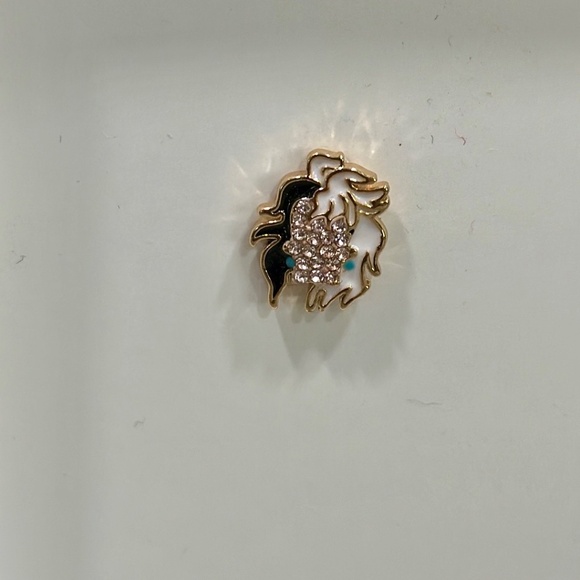 Disney BaubleBar CRUELLA DE VIL Stud Pave Stud Earrings Trending NEW Villains - Picture 3 of 7